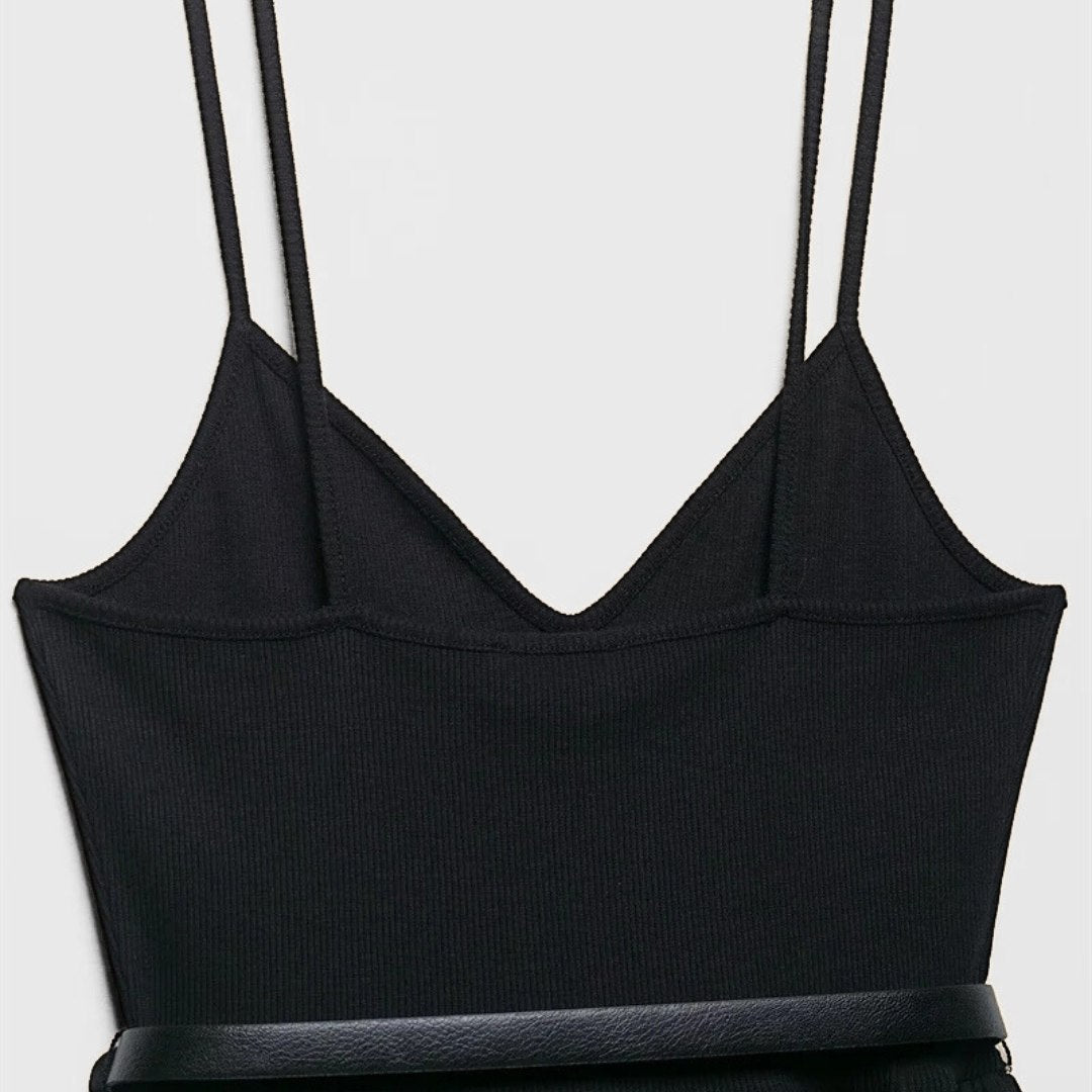 Svart midiklänning med smala axelband, markerad midja och dekorativt bälte