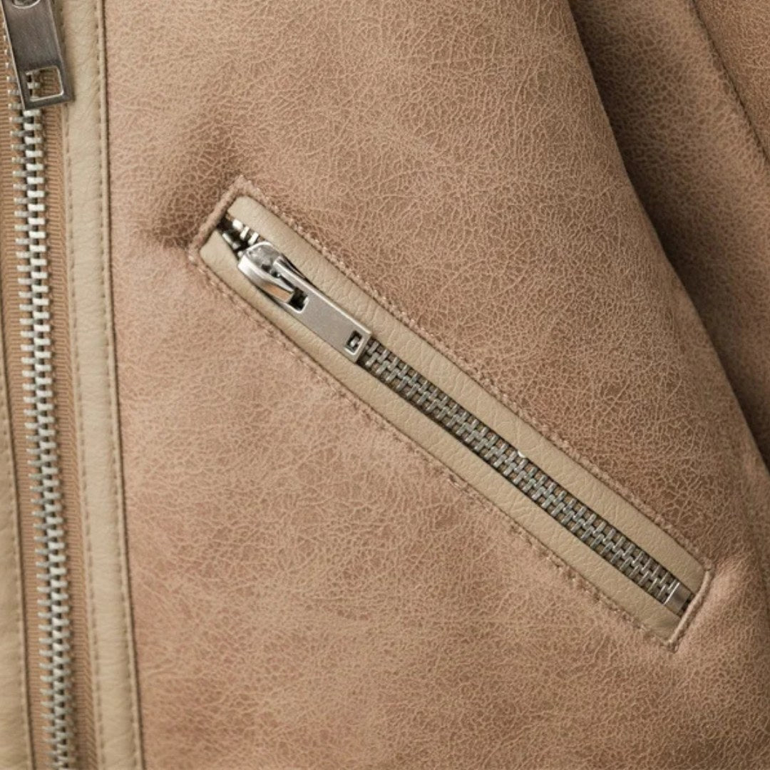 Kort ljusbrun bikerjacka i teddyfodrad design med dragkedja och skärp