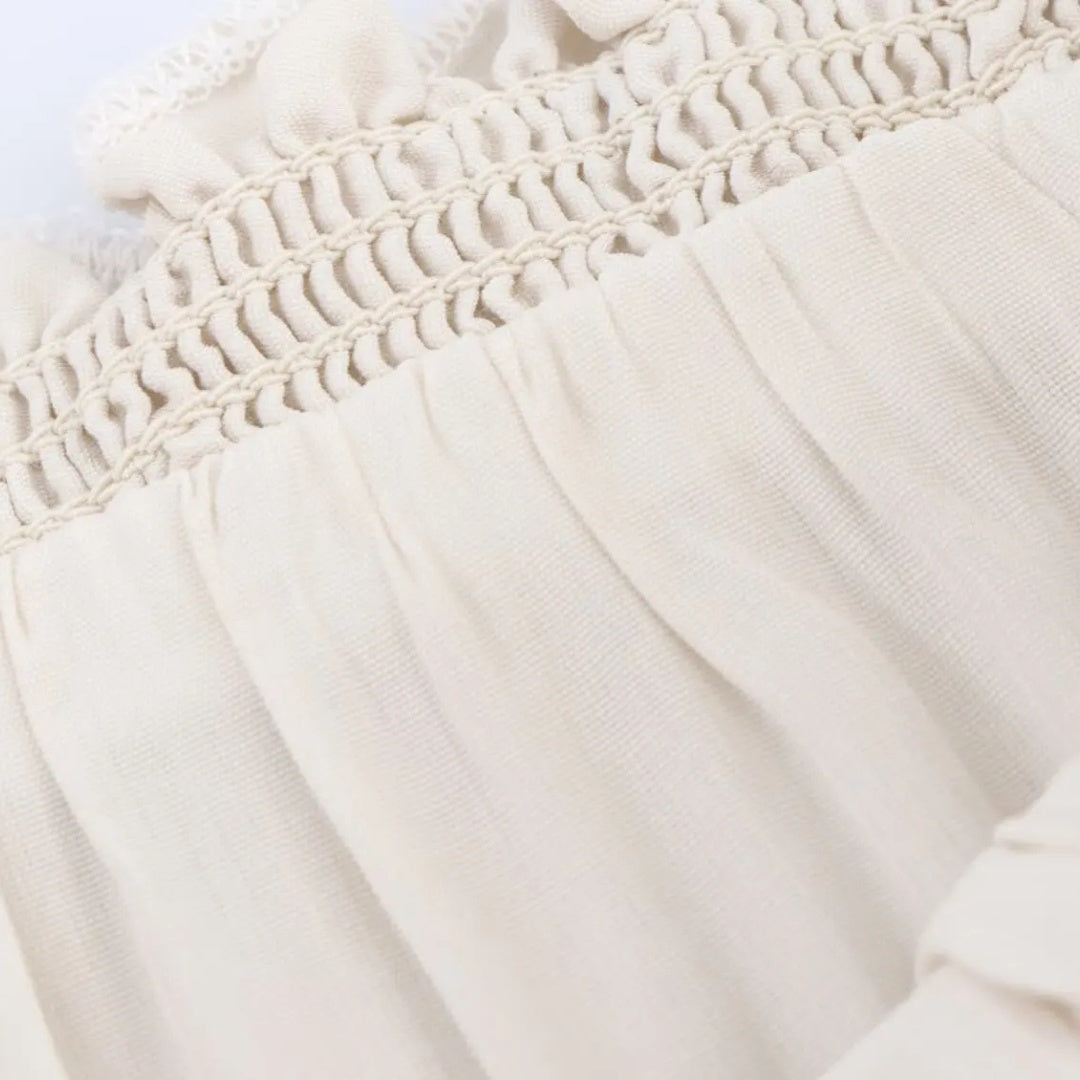 Vit Kjol i midilängd med naturlig midja lager på lager volanger och A-linje silhuett