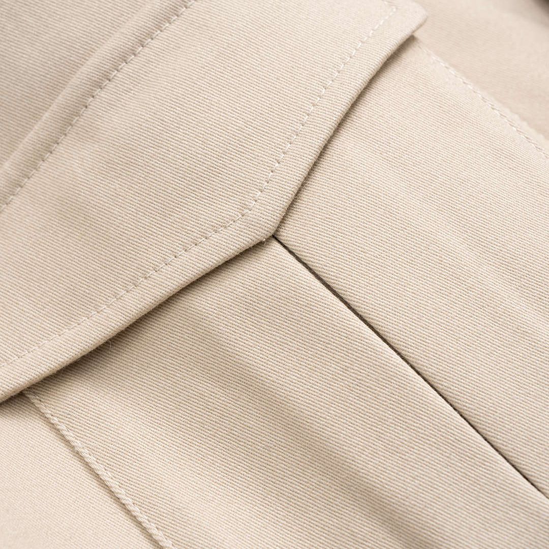 Beige utilityjacka i vävd twill med bälte fickor och voluminösa ärmar