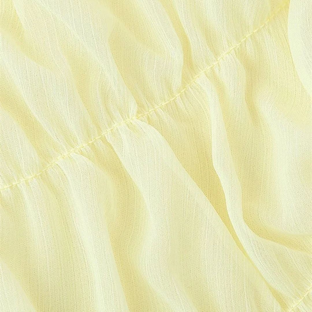 Lång klänning med rynkade detaljer och puffärm i vävt tyg