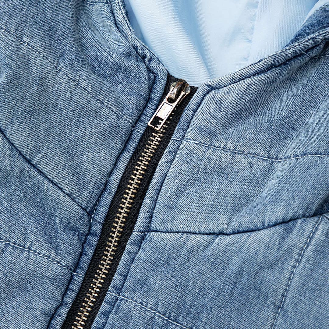 Ärmlös vadderad denimväst med huva och sidosnörning