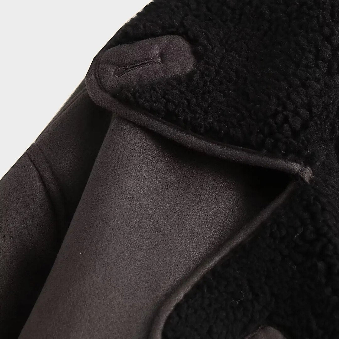 Brun kort kappa i skinnimitation med fickor och klassisk krage