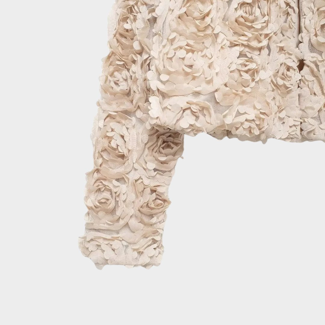 Vit kort jacka med 3D-blomdetaljer och öppen front