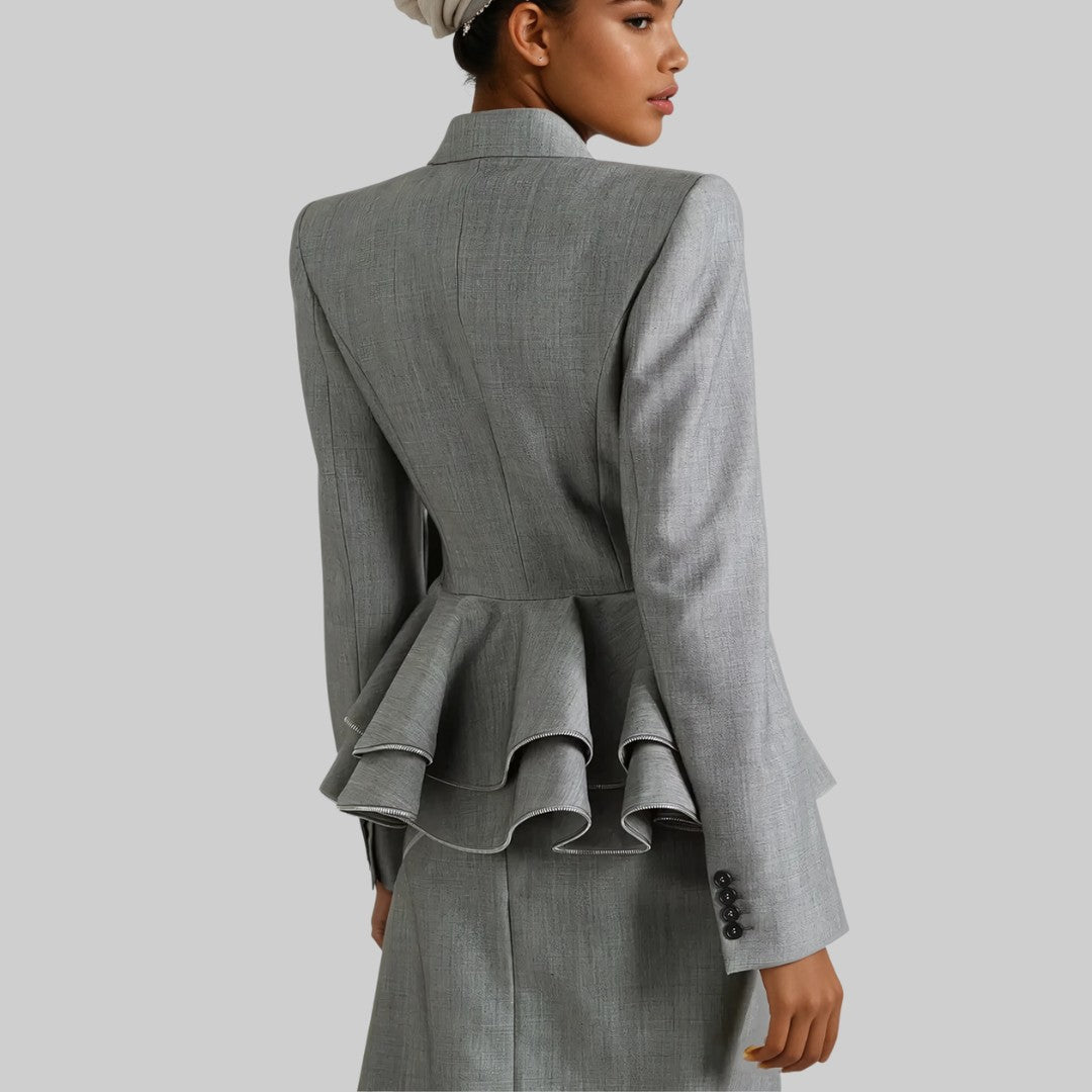 Grä dubbelknäppt kavaj med volang-peplum midja