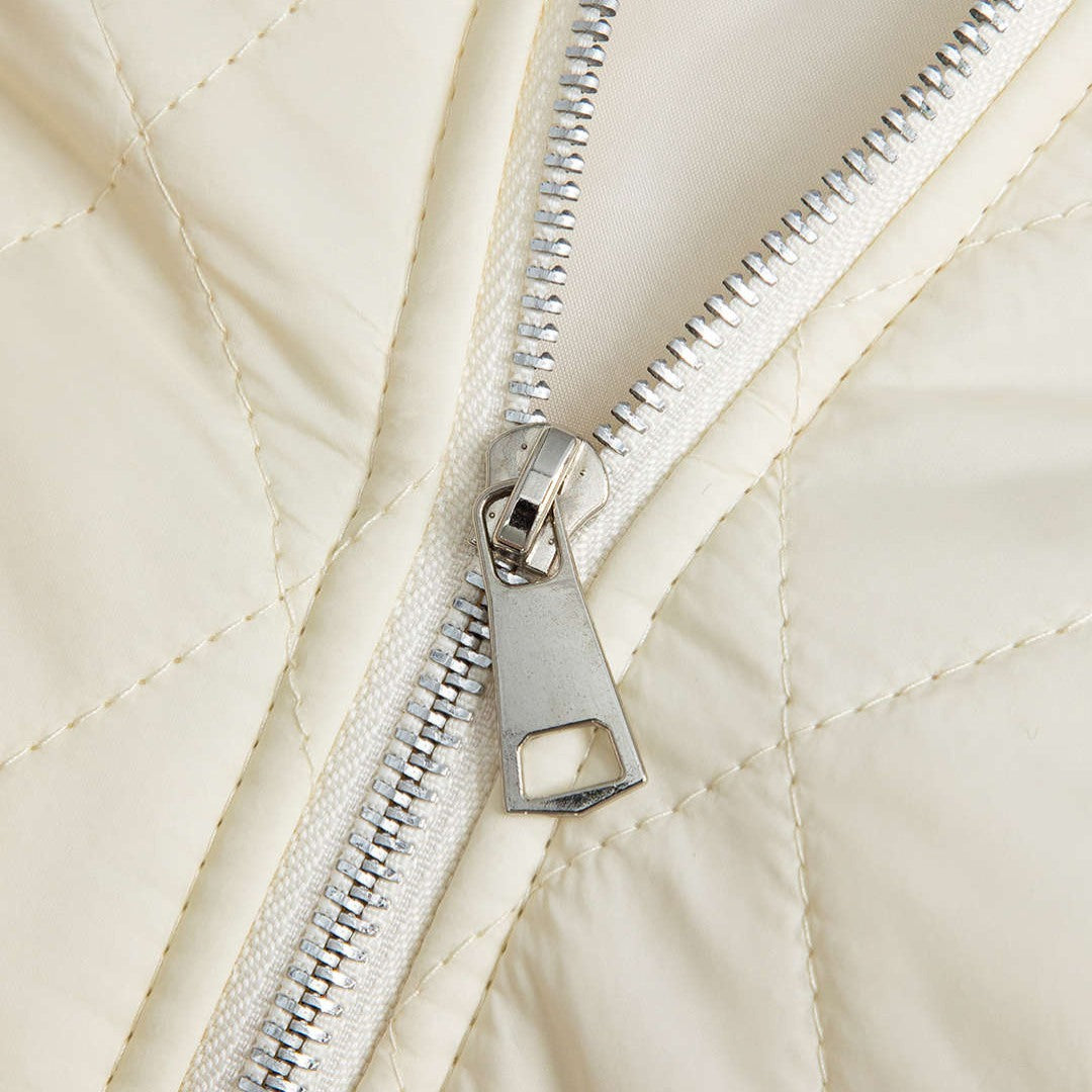 Stickad kofta med quiltade paneler och dragkedja framtill