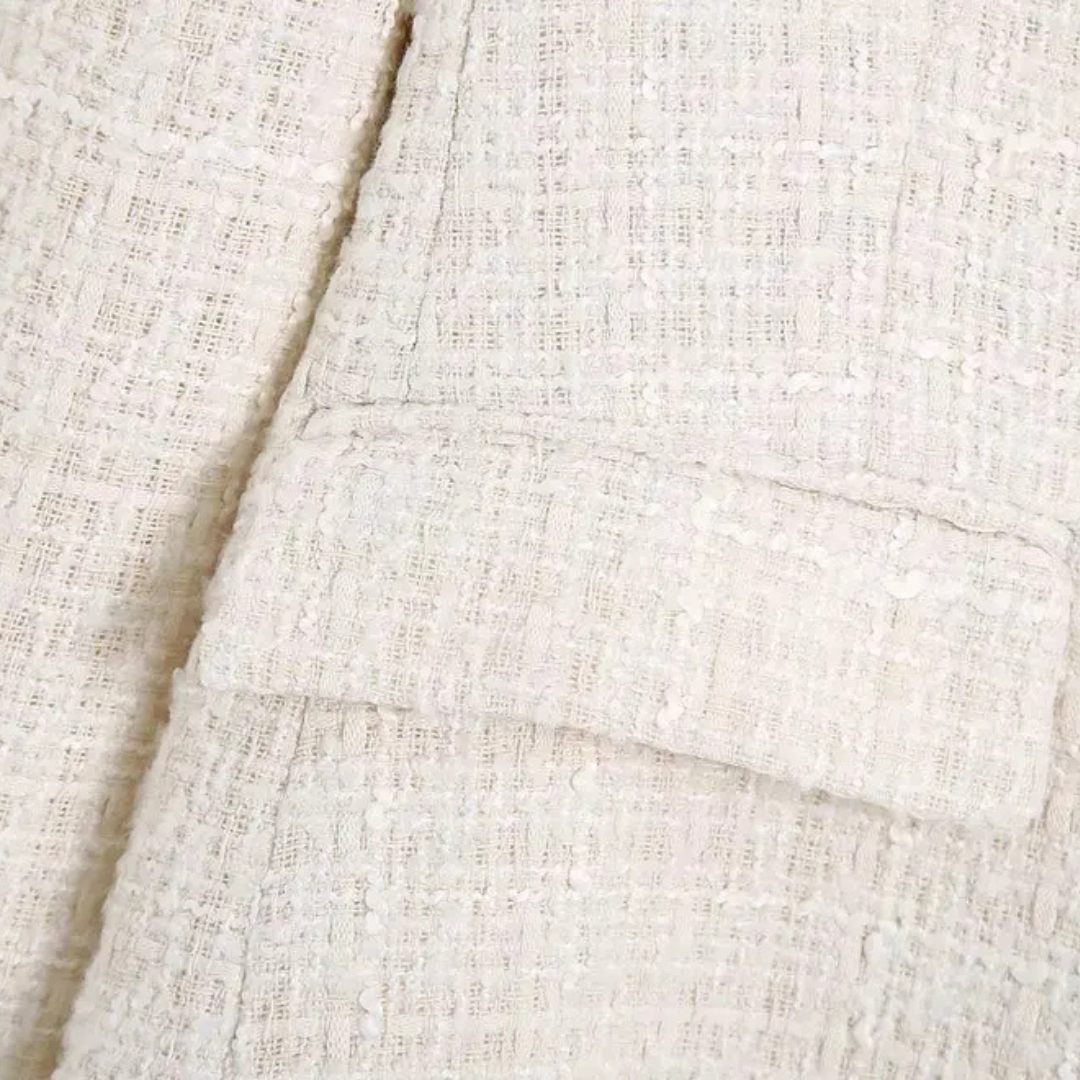 Krämvit Kavaj med kavajkrage dubbelknäppt front och ficklock