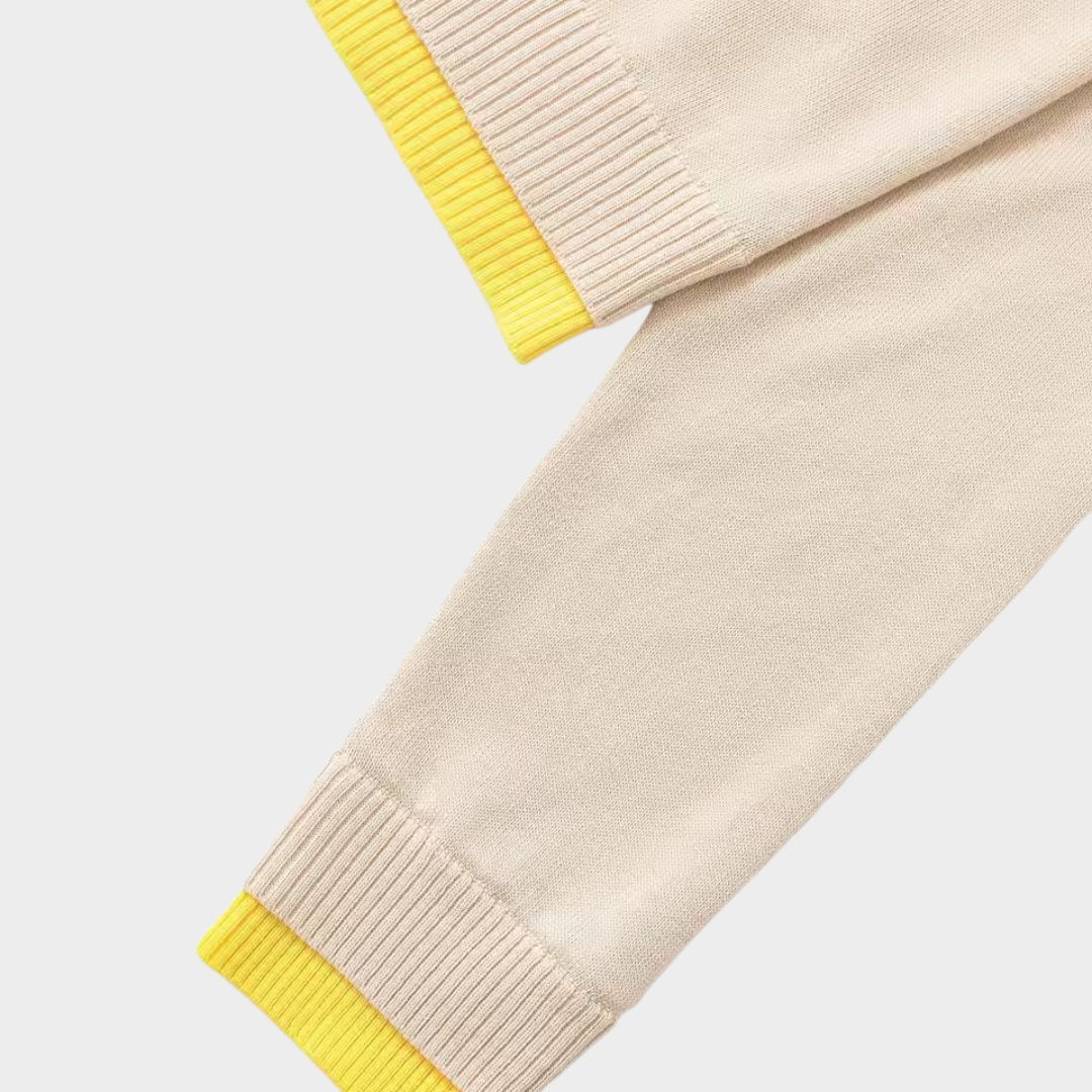 Beige stickad kofta med kontrastdetaljer gul kant och lång ärm