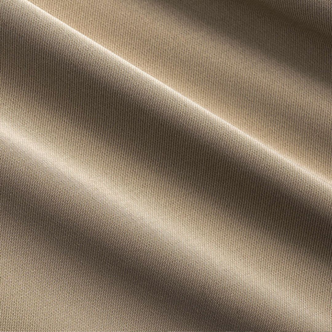 khakifärgad satintopp med plisserade detaljer och pärlknappar