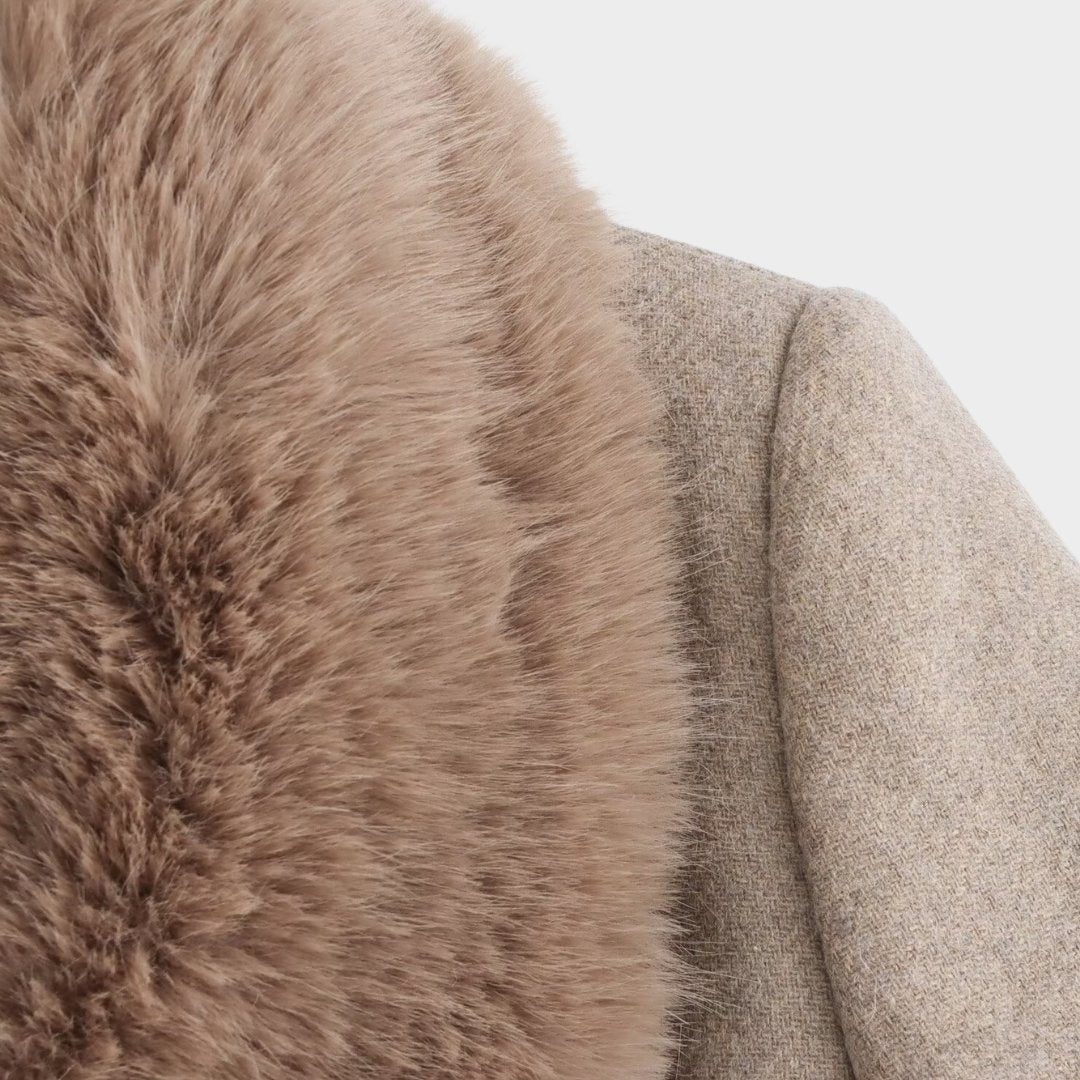 Lång kappa med fuskpälskrage midjebälte och knäppning