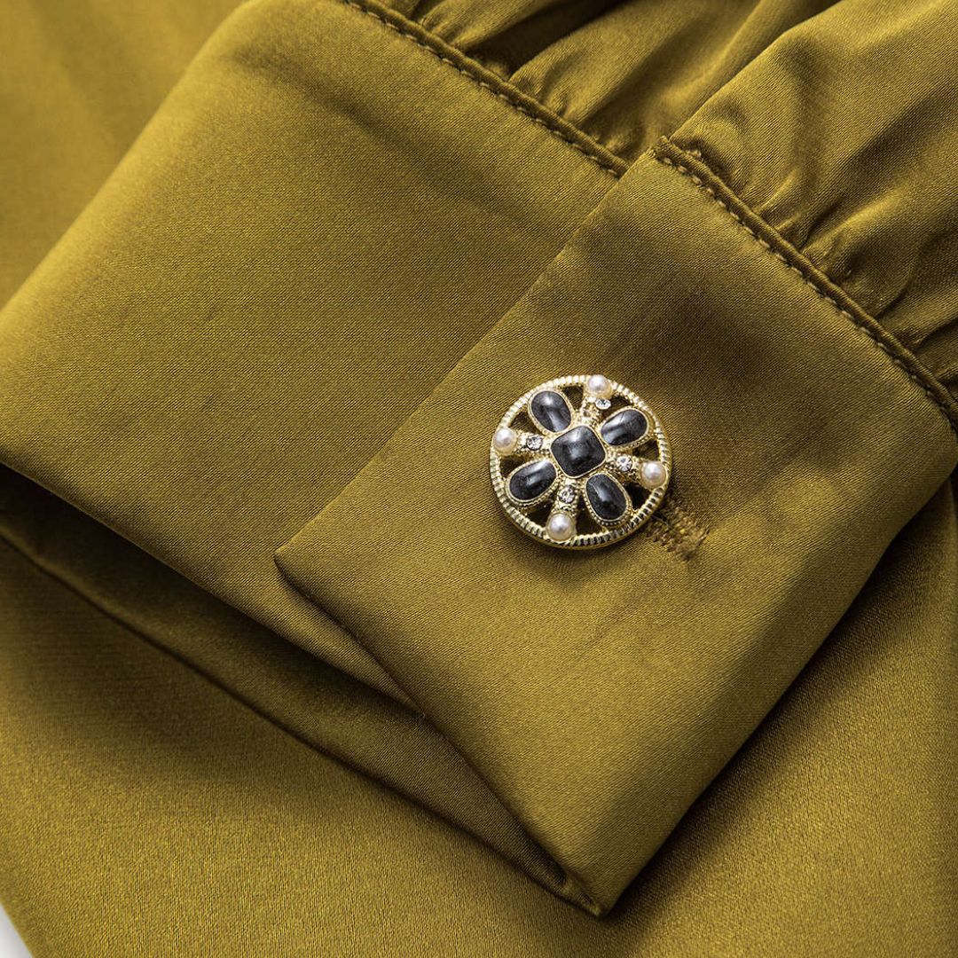 Olivbrun långärmad satintopp med figurnära passform och elegant glans