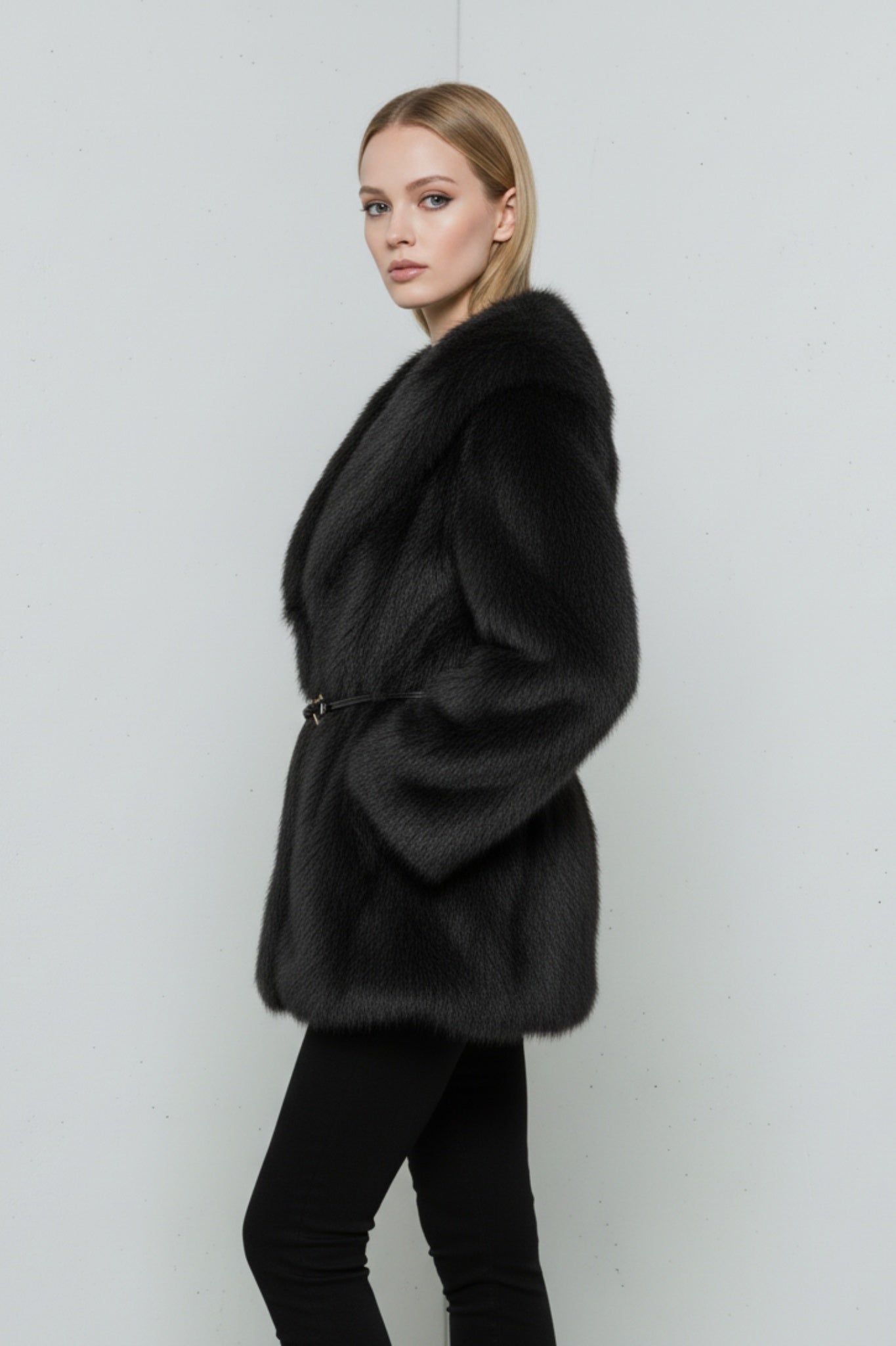 Pälsimitation kavajjacka med bälte och elegant silhuett