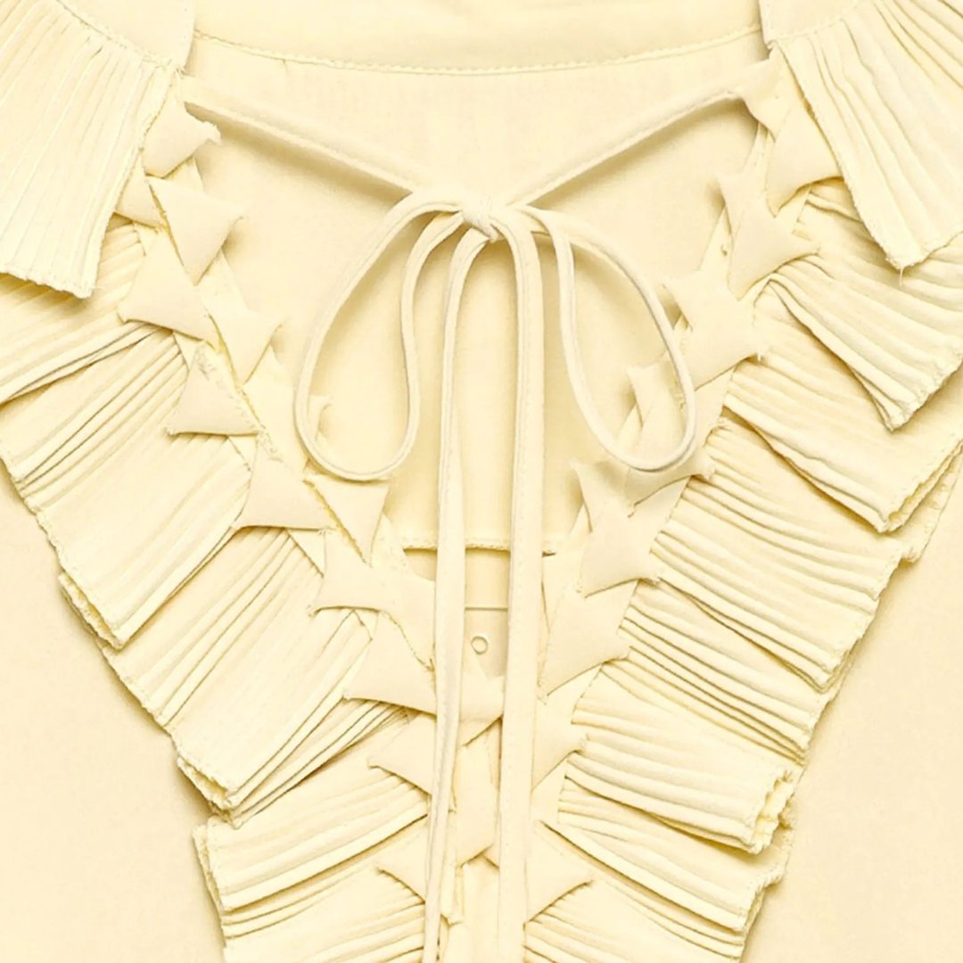 Blus med volangdetaljer och knytband samt asymmetrisk midikjol set