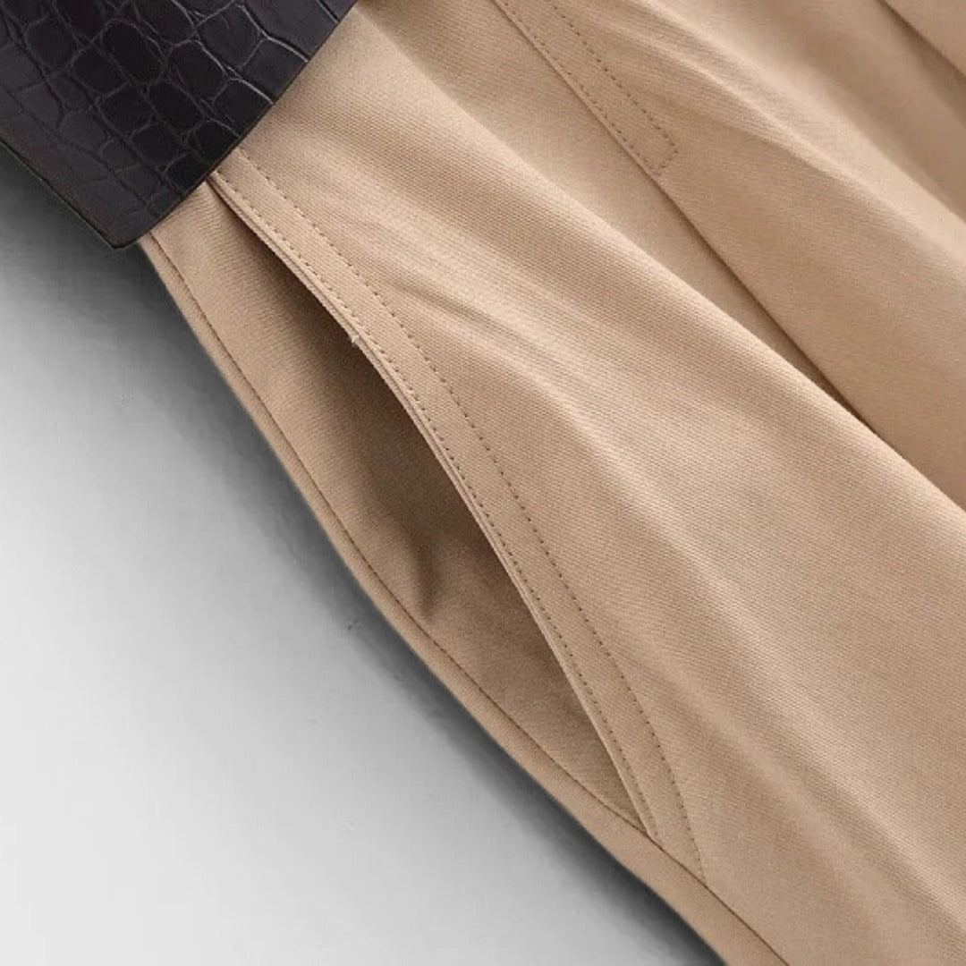 Ärmlös klänning med rynkad midja och veckad kjol i tvådelad look