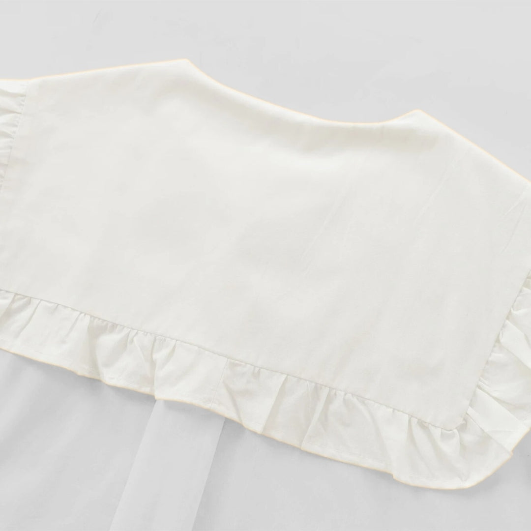 Klassisk blus med volangkrage knytband och eleganta detaljer