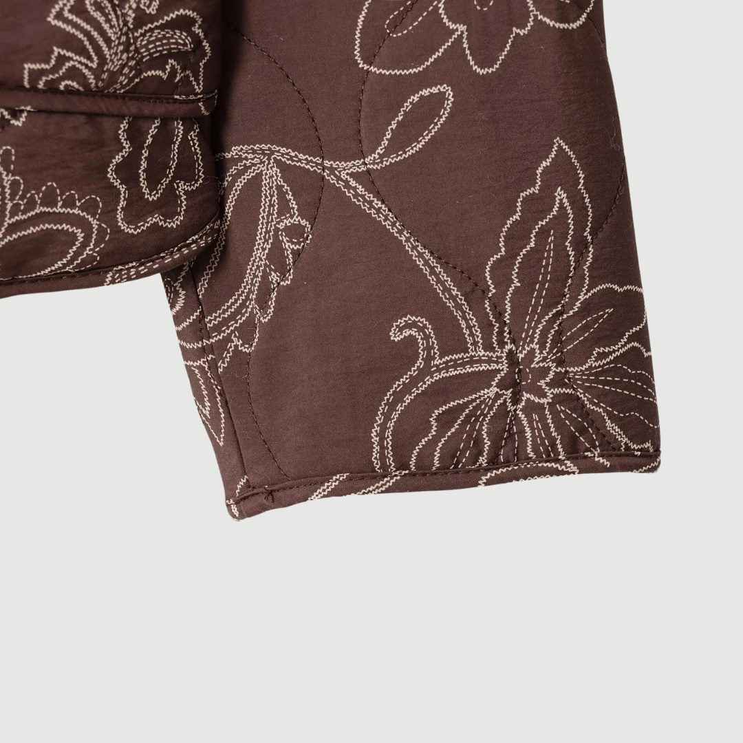 Kort blommönstrad vadderad jacka med broderi och rund hals