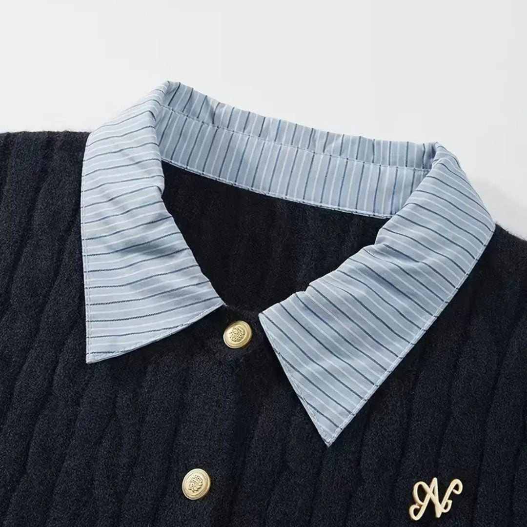 Stickad kofta med kabelmönster skjortkrage och manschetter