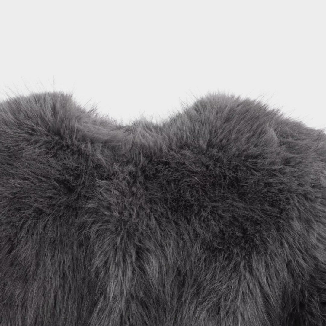 Kort Jacka i fuskpäls med rund hals och knäppning