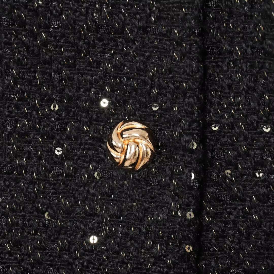 Jacka i tweedstil med rund hals paljettdetaljer och knäppning