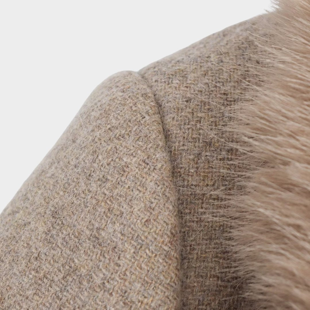 Lång kappa med fuskpälskrage midjebälte och knäppning