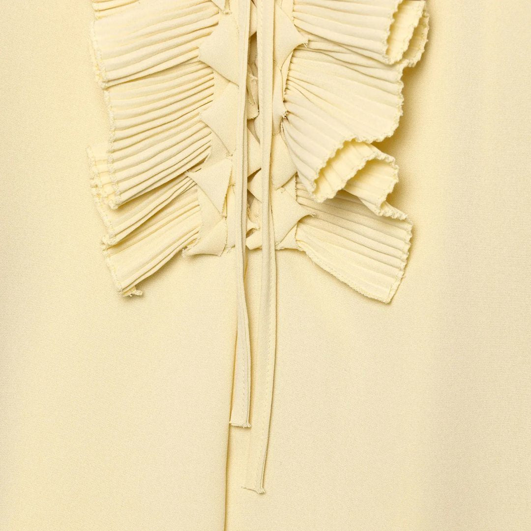 Blus med volangdetaljer och knytband samt asymmetrisk midikjol set