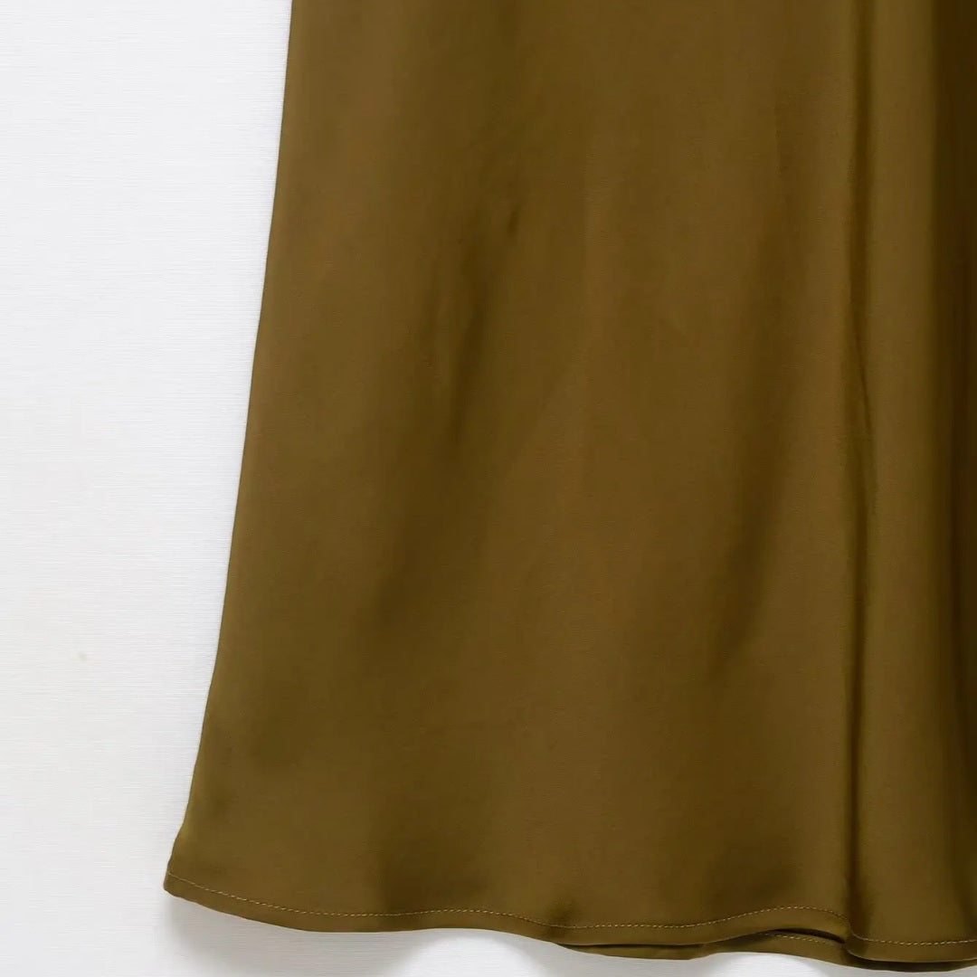 Silkesliknande midigown med spetskant och kontrasterande överdel