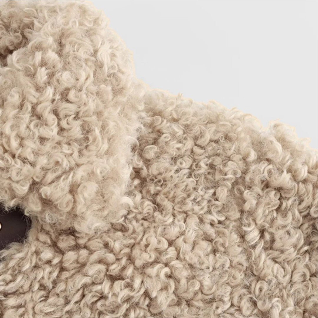 Brun Kort teddyjacka med ståkrage och dekorativa spännen