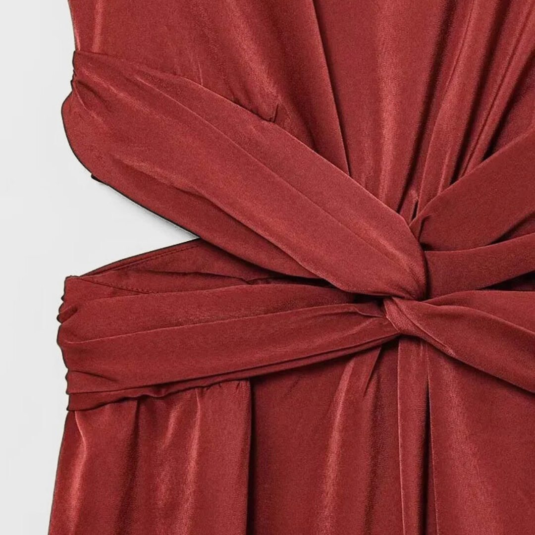 Röd Midiklänning i satinstil med draperad halsringning och tvistad midjedetalj
