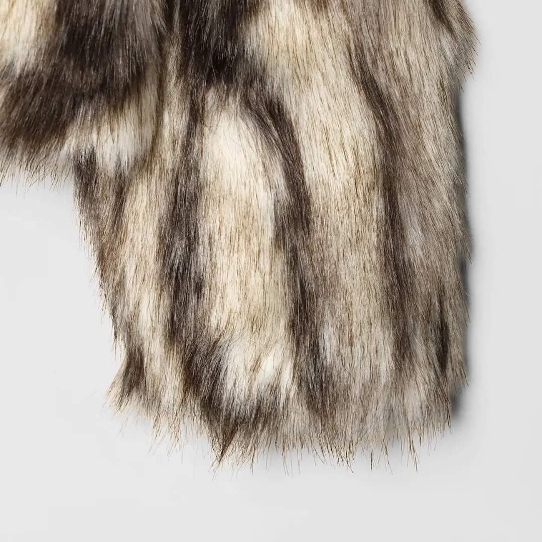 Kort fuskpälsjacka med djurmönster och dold knäppning