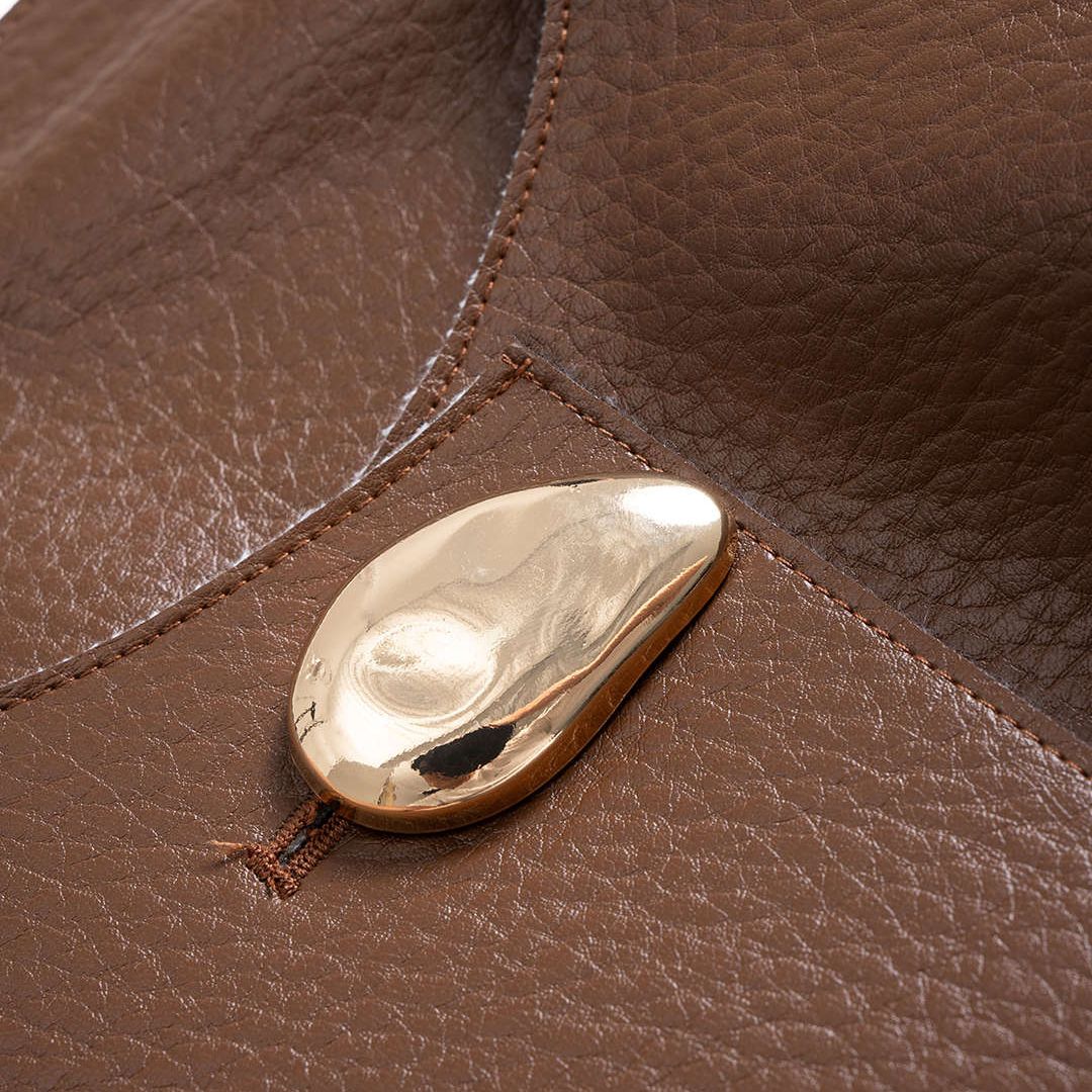 Brun kort kavajstil jacka i präglat veganskt läder med skulpturala ärmar och dekorativa guldfärgade knappar