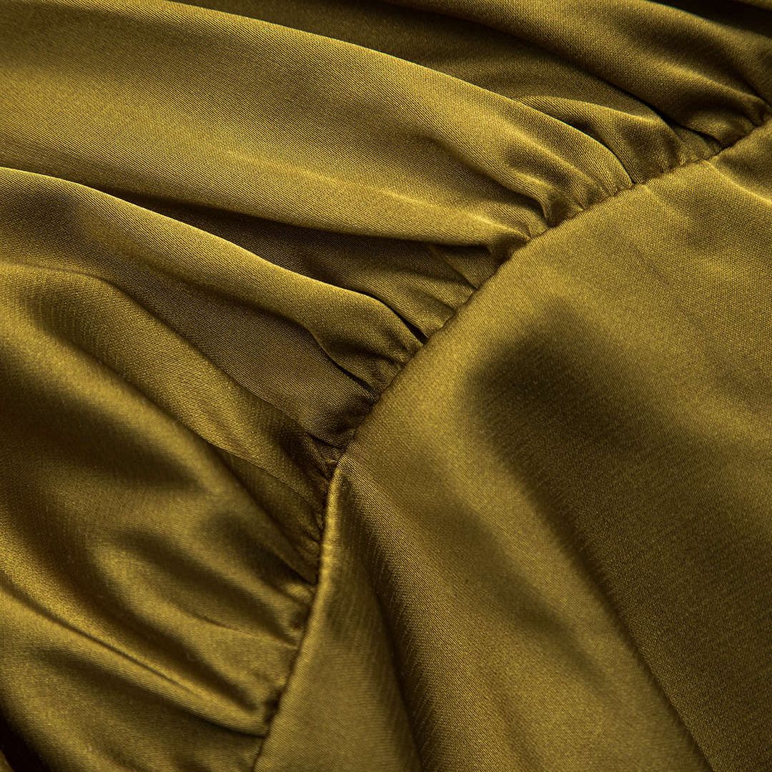 Olivbrun långärmad satintopp med figurnära passform och elegant glans