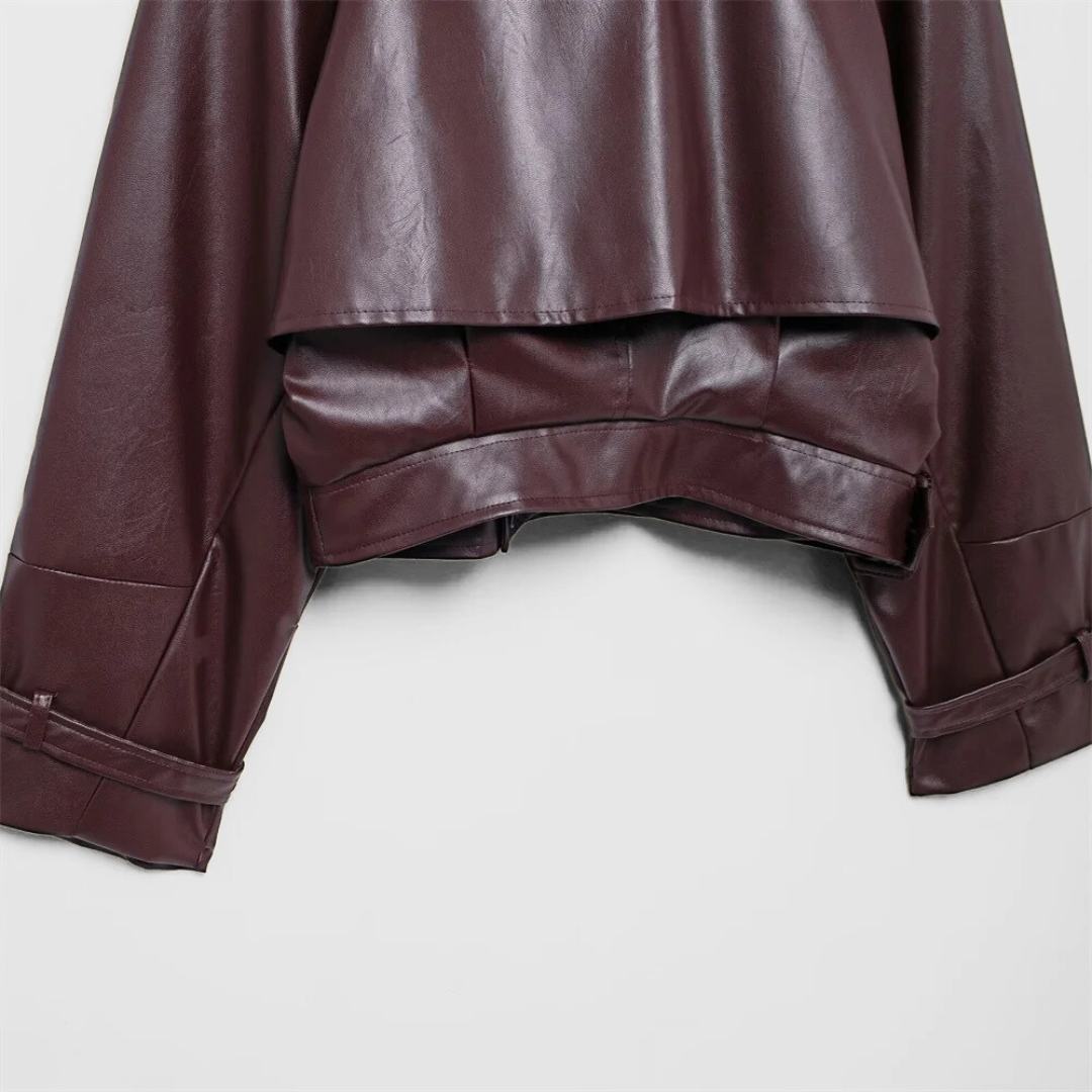 Kort trenchjacka i läderimitation med slagkrage och justerbara detaljer