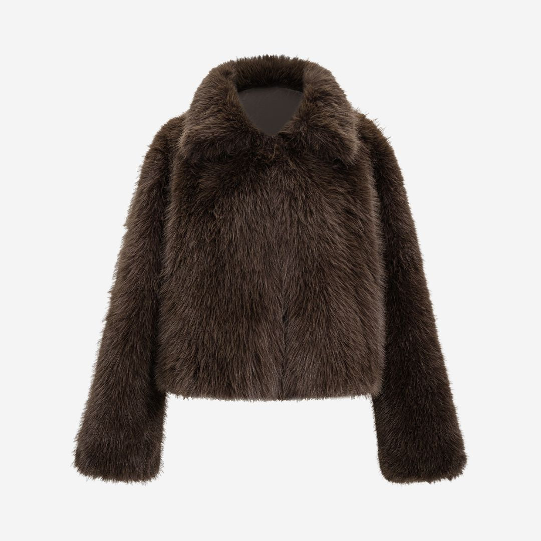 Brun kort fuskpälsjacka med bred krage och rak silhuett i tät borstad struktur