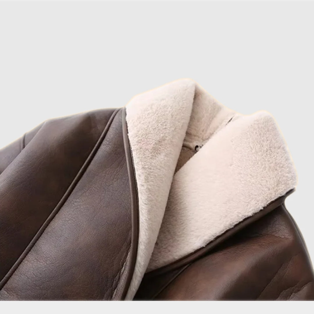 Brun jacka i fuskläder med fuskpälsfoder och knytskärp