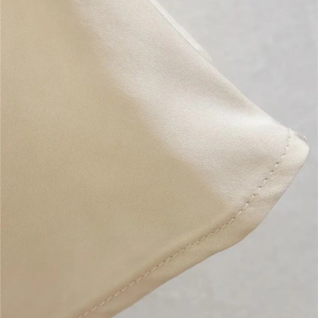 Vit Halterneck midiklänning med blommig applikation och slank silhuett