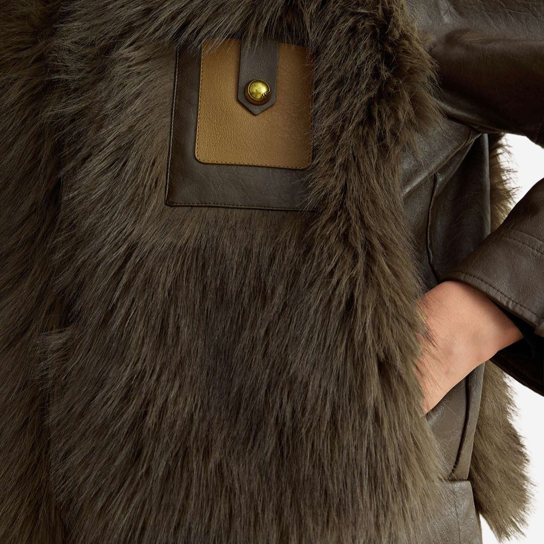 Kaffebrun jacka i fuskläder med grå fuskpäls och bred krage för dam