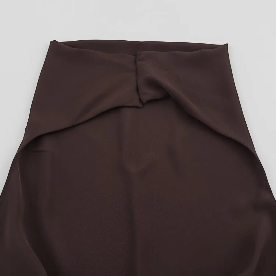 Midiklänning med draperad halterneck och smal silhuett