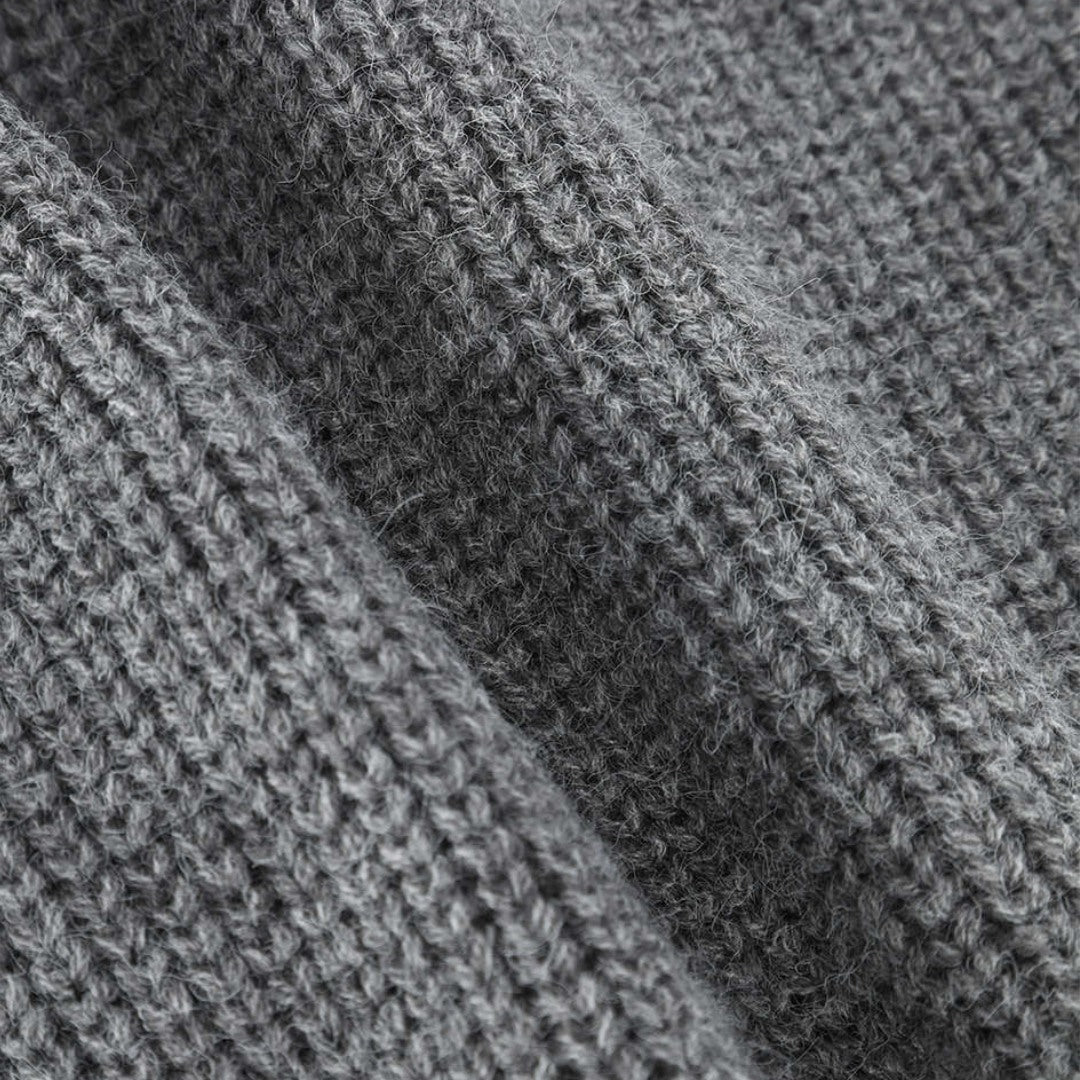 Stickad bolero med omlottdesign, polokrage och lös passform