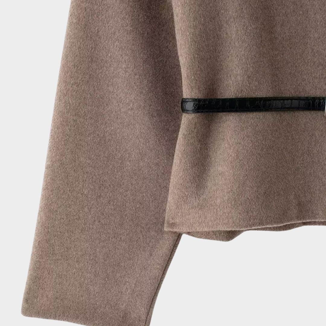 Mellanbrun omlottjacka med smalt bälte och V-ringning