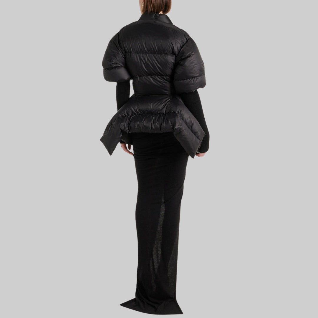 Vadderad omlottjacka med skärp och puffärmar med stickade muddar