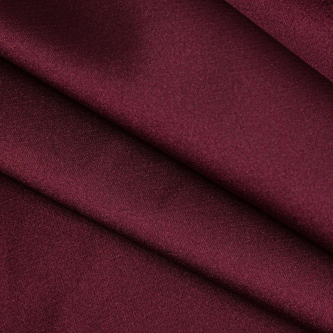 Elegant satinskjorta med pärlknappar och avtagbart knyt, bär som klassisk blus eller trendig topp