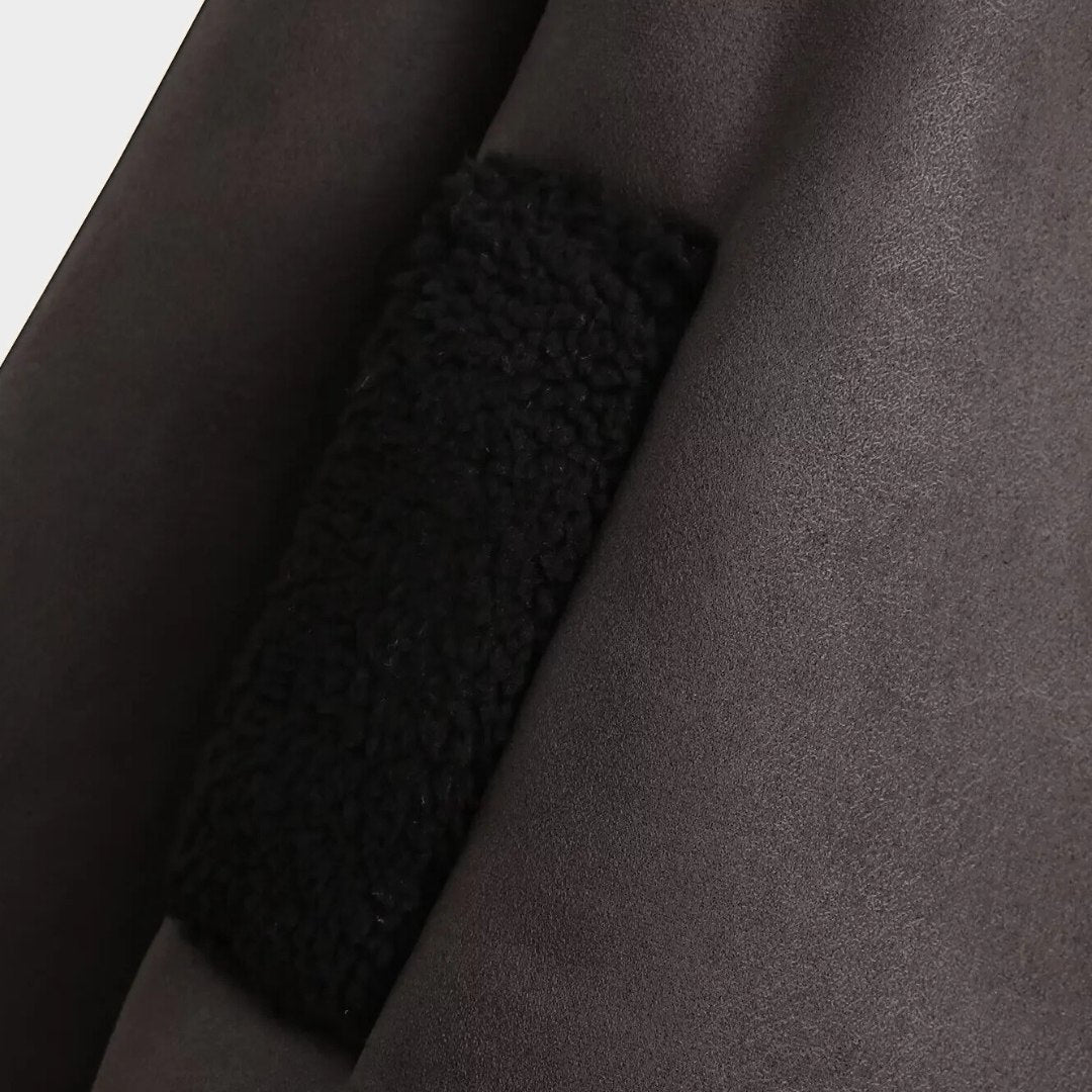 Brun kort kappa i skinnimitation med fickor och klassisk krage