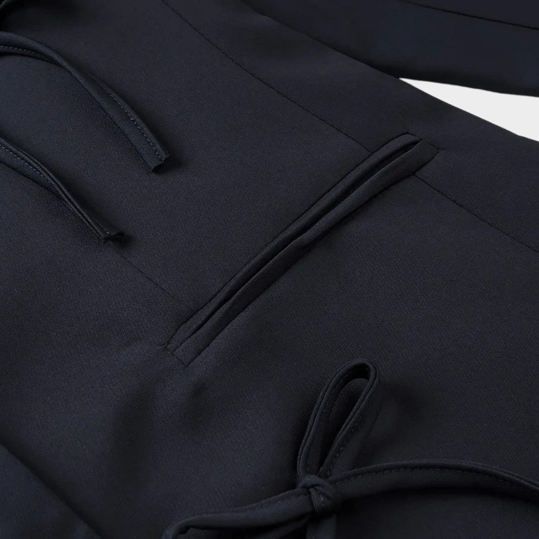 Enkelknäppt kavaj med slagkrage och dekorativa rosetter