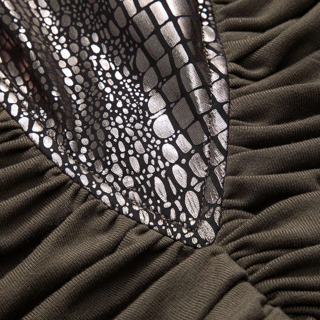 Midiklänning med långärmad topp i glansig krokodilpräglad imitation och draperad kjol i jersey med hög slits