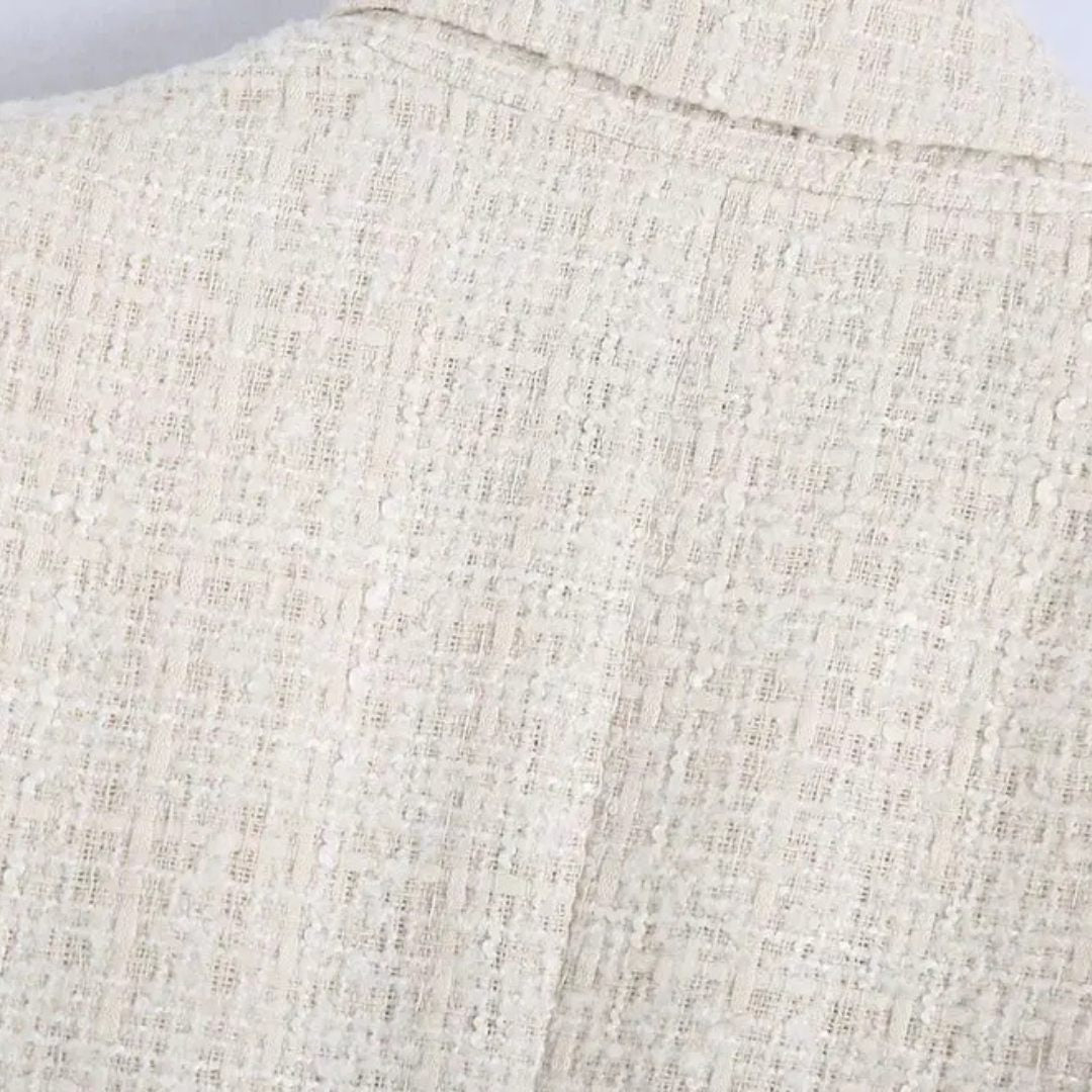 Krämvit Kavaj med kavajkrage dubbelknäppt front och ficklock