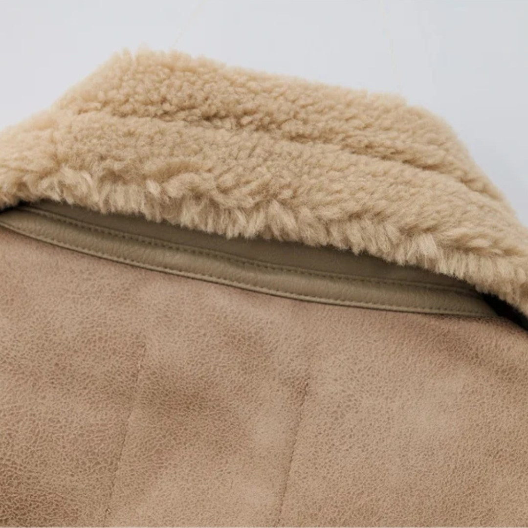 Kort ljusbrun bikerjacka i teddyfodrad design med dragkedja och skärp