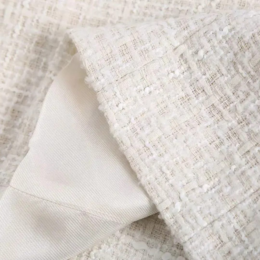 Krämvit Kavaj med kavajkrage dubbelknäppt front och ficklock