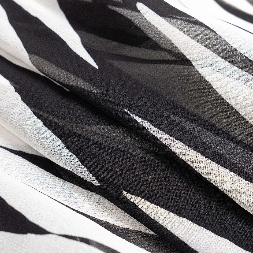 Romantisk transparent tulleblus med volanger och smickrande silhuett