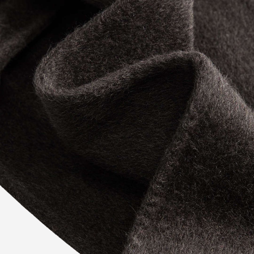 Mörkbrun lång ullkappa med avtagbar halsduk och fuskpälskantade ärmar