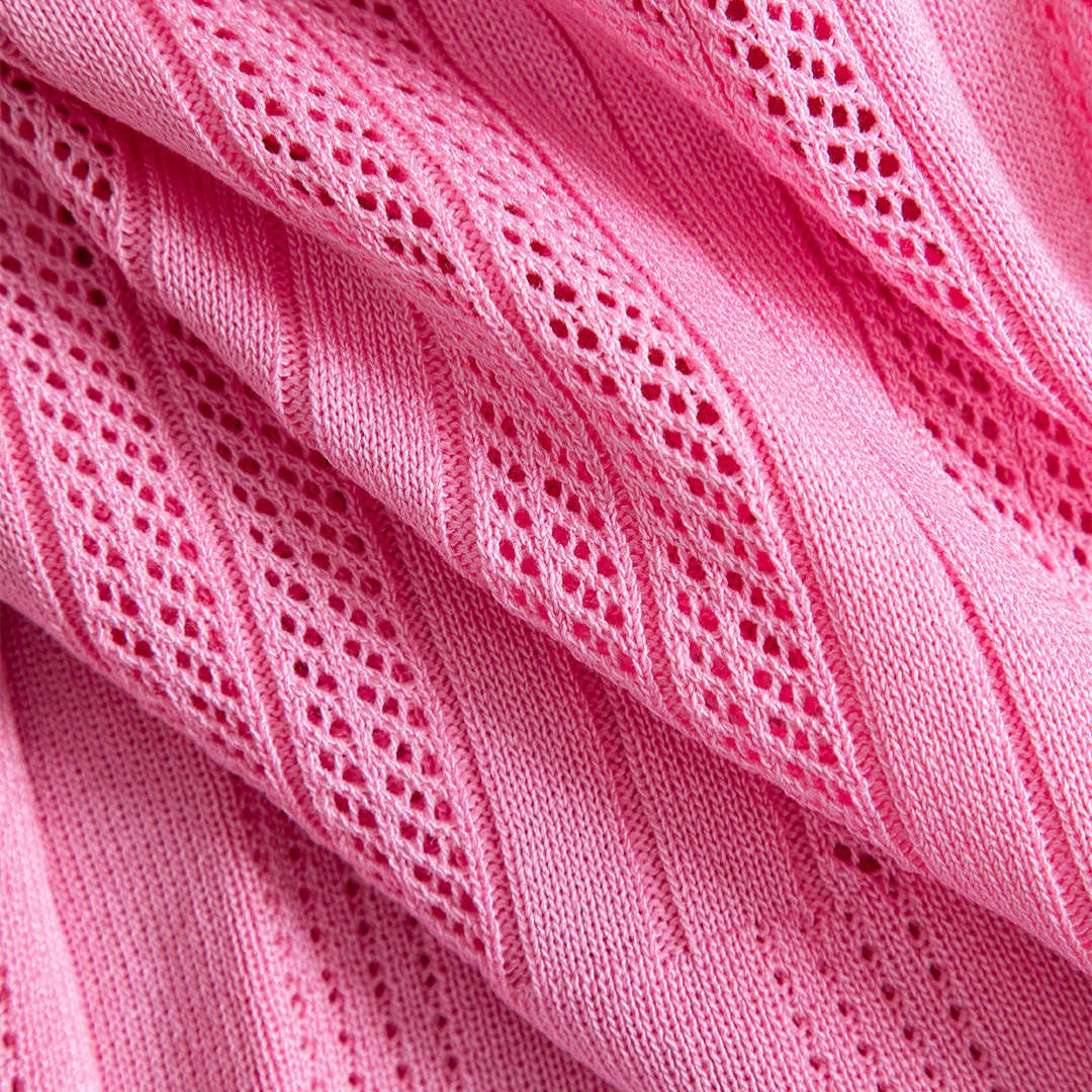 Stickad midiklänning med kort ärm och knappdekor framtill